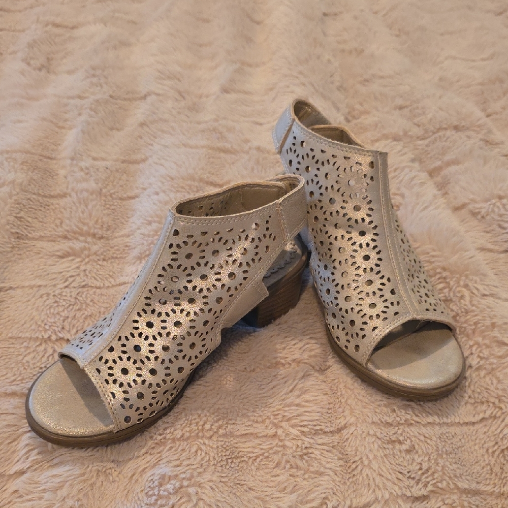 Elegant Cream Peep-Toe Sandals